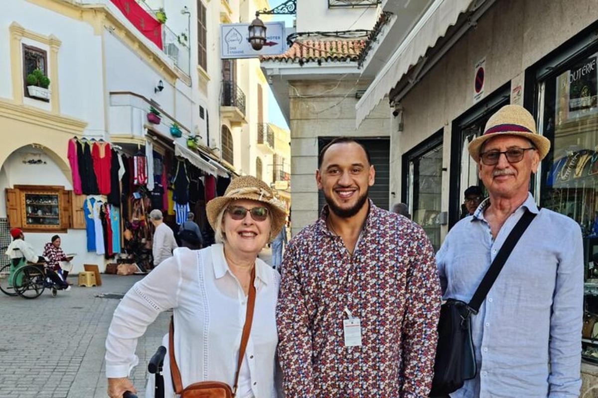 Dos hombres y una mujer de pie frente a una calle.