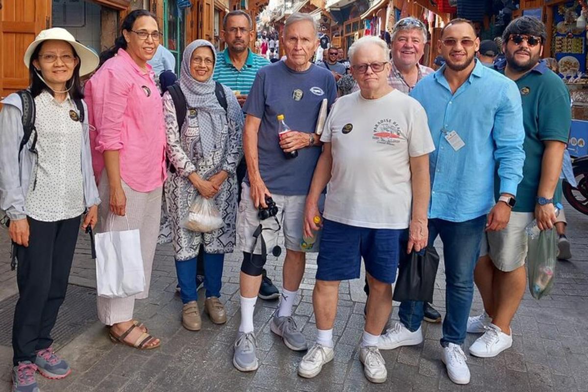Un grupo de personas posando para una foto en una calle.