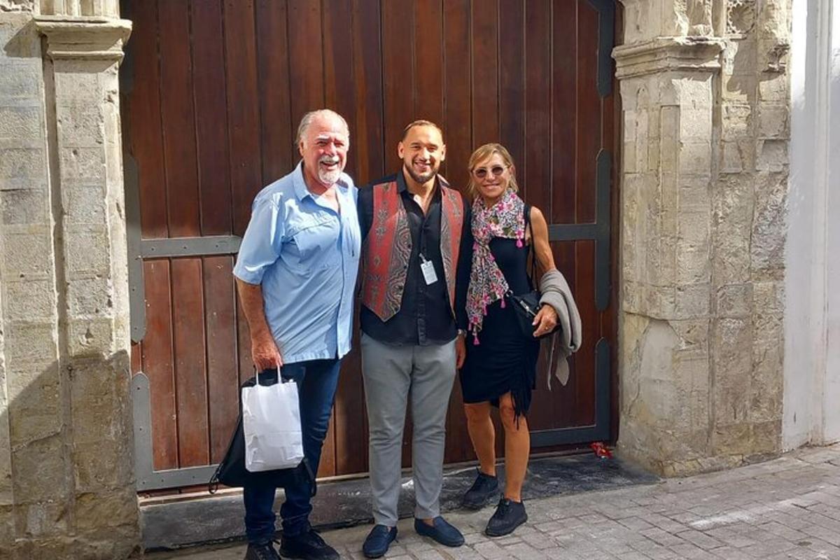 un grup de tres persones dretes davant d'una porta
