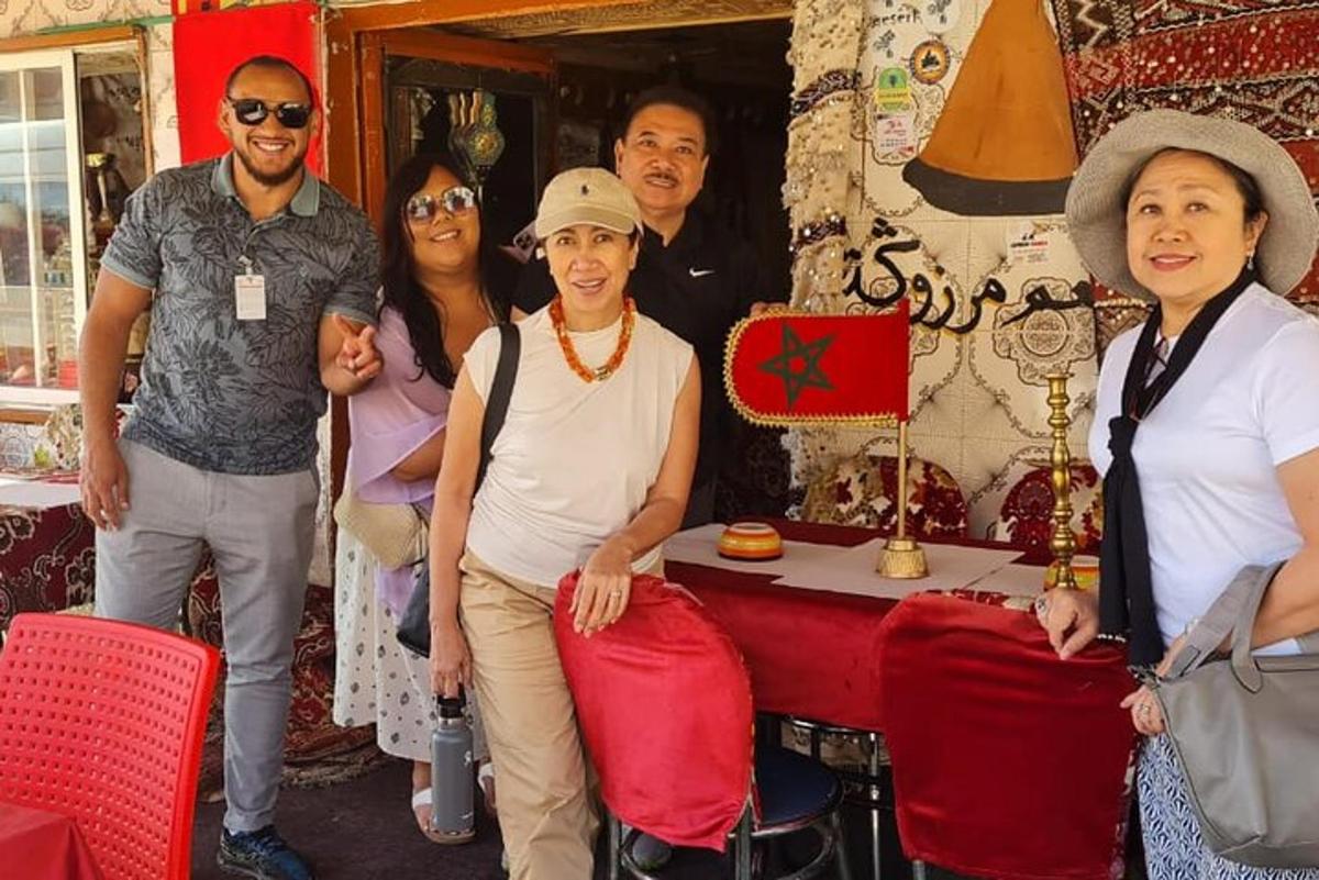 un grup de persones posant per a una foto a una taula