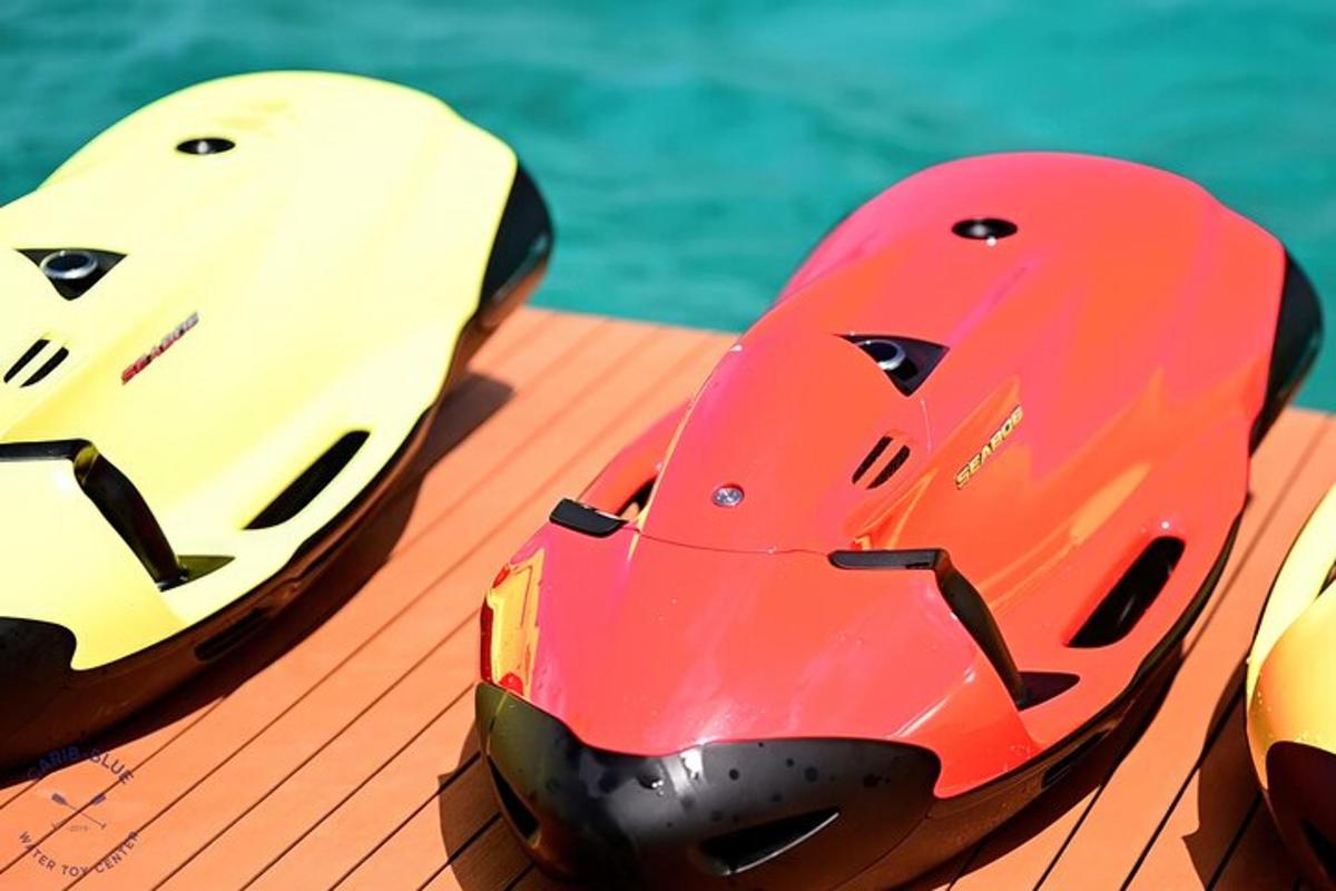 zwei Helme liegen nebeneinander auf einem Tisch
