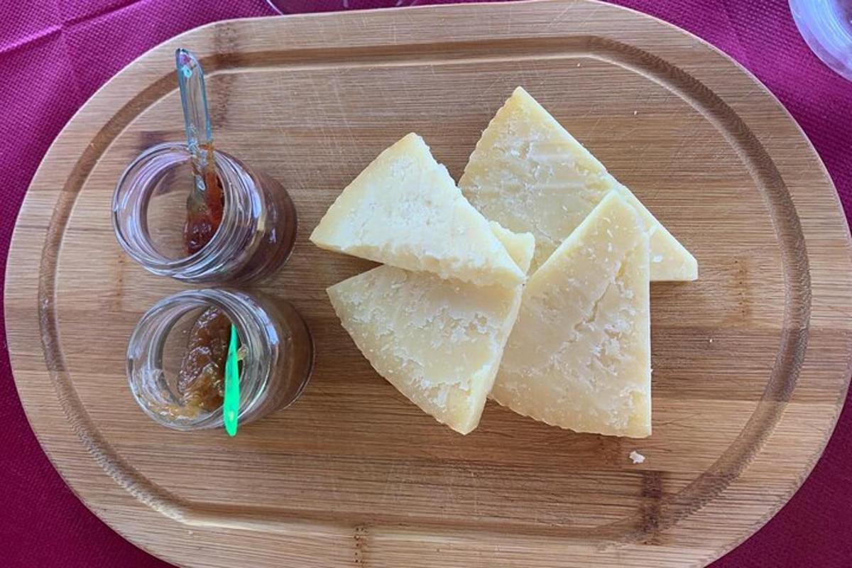 ein Teller mit drei Stück Käse auf einem Tisch