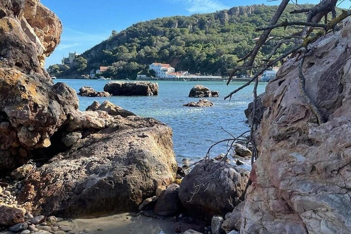 вид на водойму з камінням