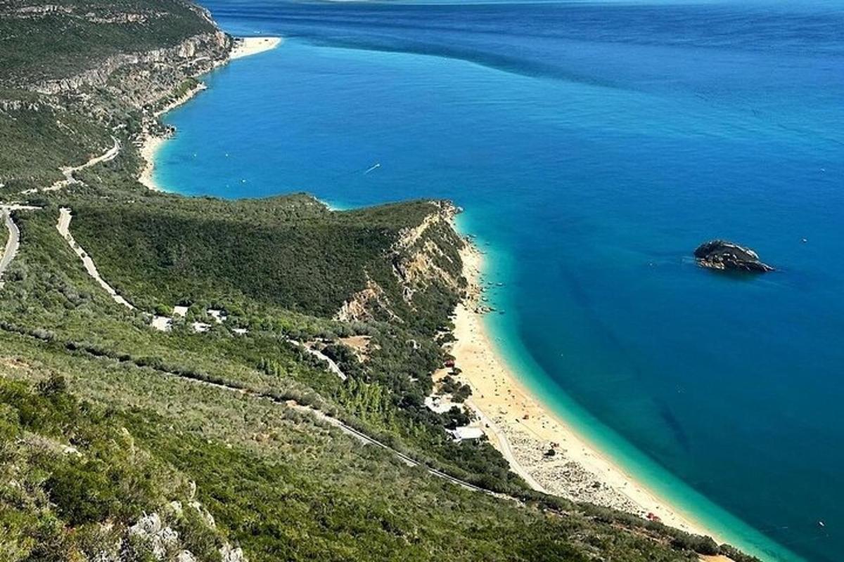 een luchtfoto van een strand en de oceaan