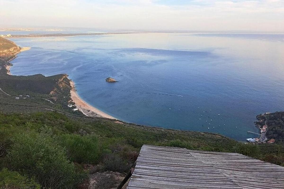 una vista d'una platja i l'oceà
