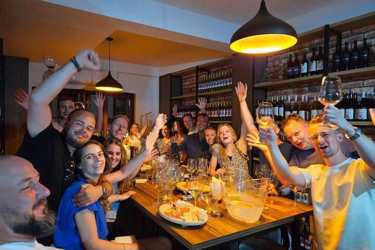 eine Gruppe von Menschen, die in einer Bar um einen Tisch herumsitzen