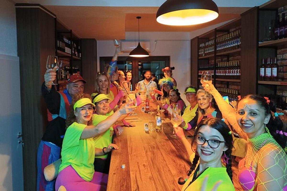 eine Gruppe von Menschen sitzt um einen großen Holztisch
