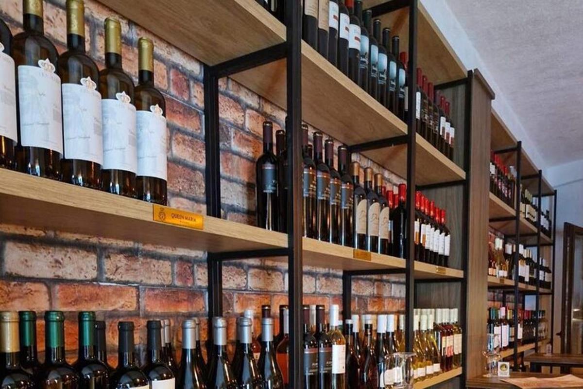 ein paar Flaschen Wein auf Regalen in einem Geschäft