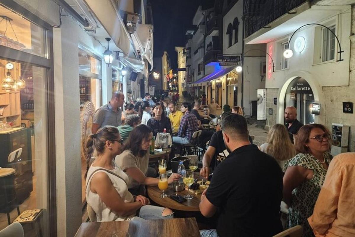 eine Gruppe von Menschen, die an Tischen in einem Restaurant sitzen