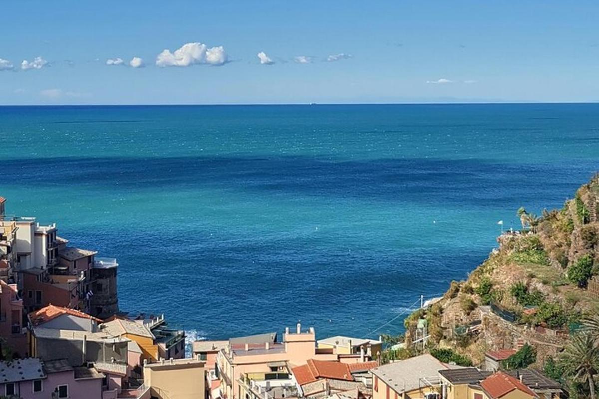 una vista d'una ciutat i l'oceà des d'un turó