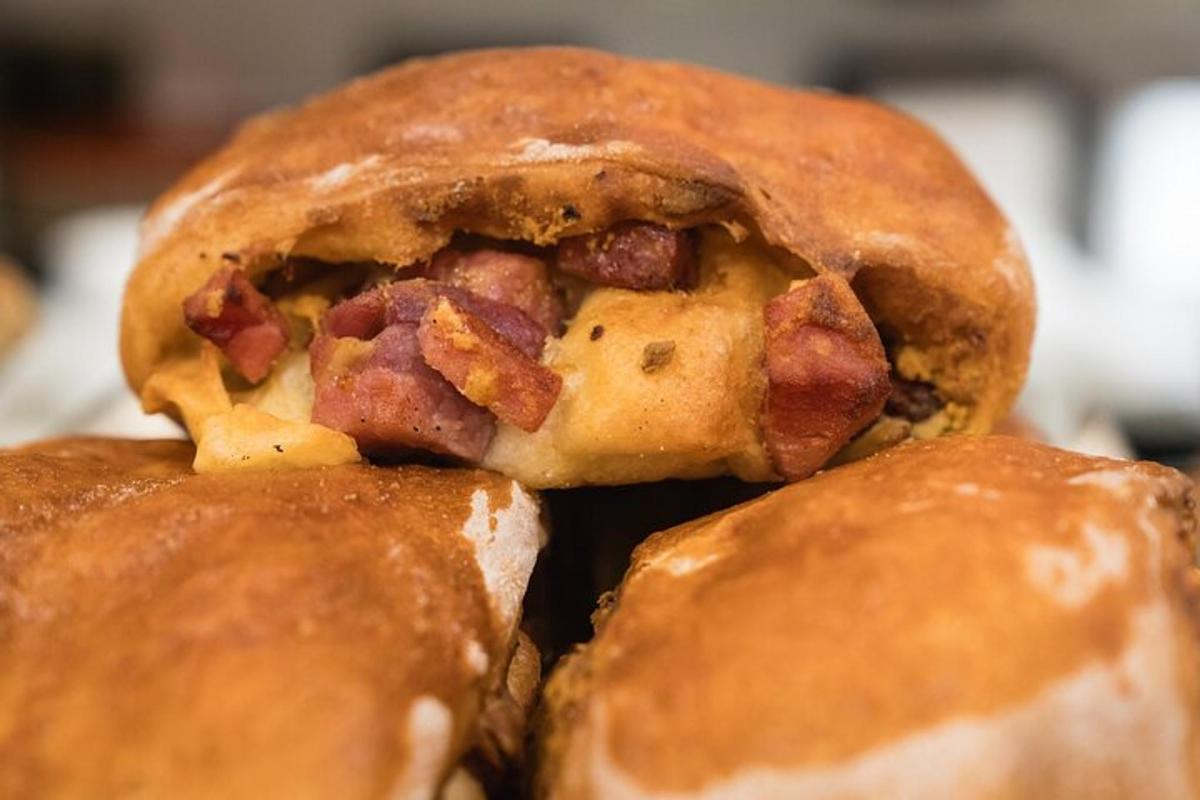 close up sandwic dengan bacon di dalamnya