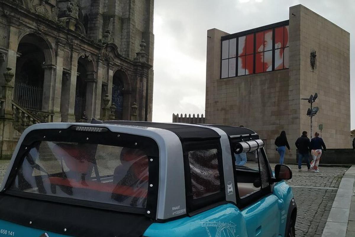 Un coche azul aparcado delante de un edificio
