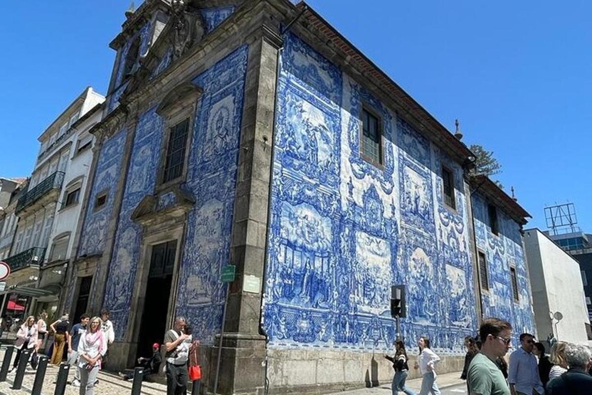 Un edificio azul con gente parada frente a él.