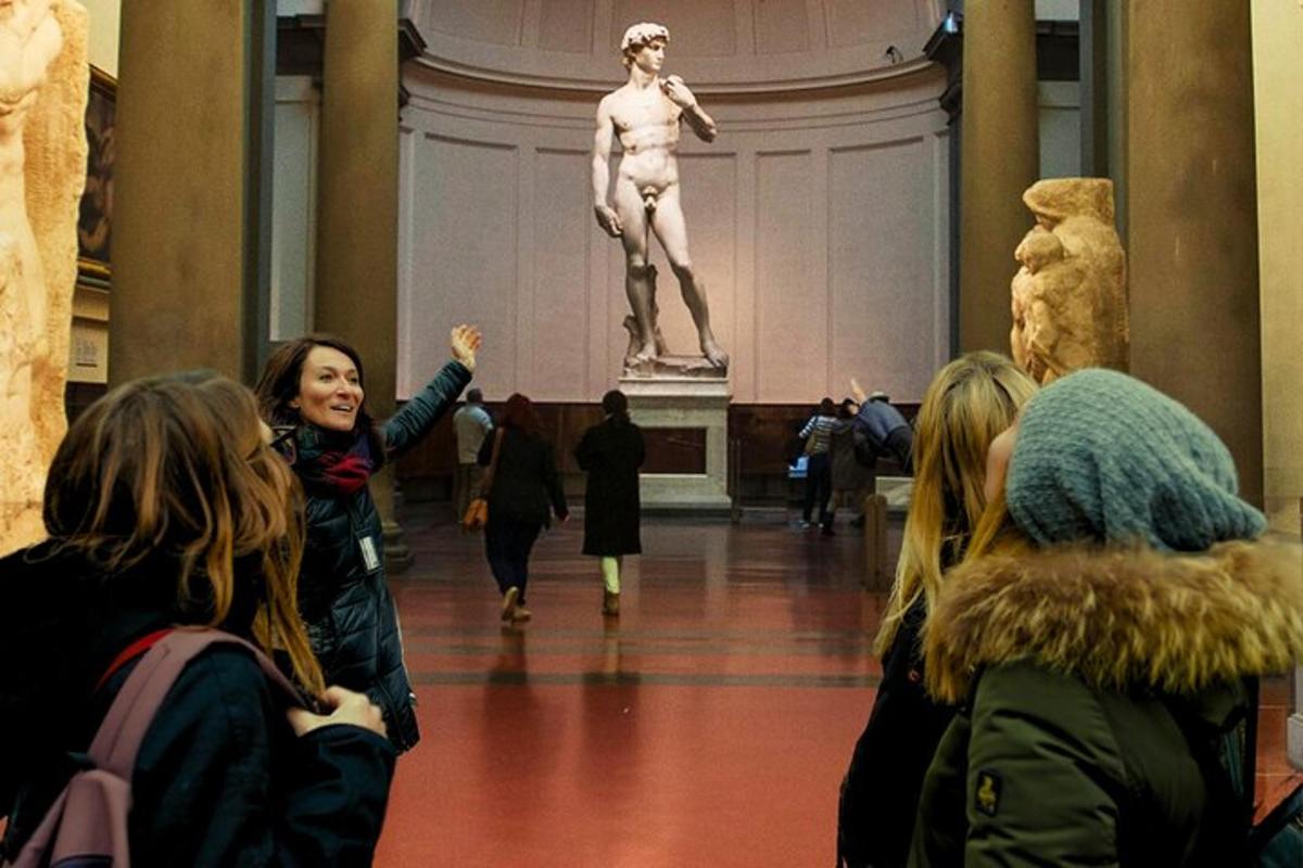 um grupo de pessoas olhando para uma estátua em um museu