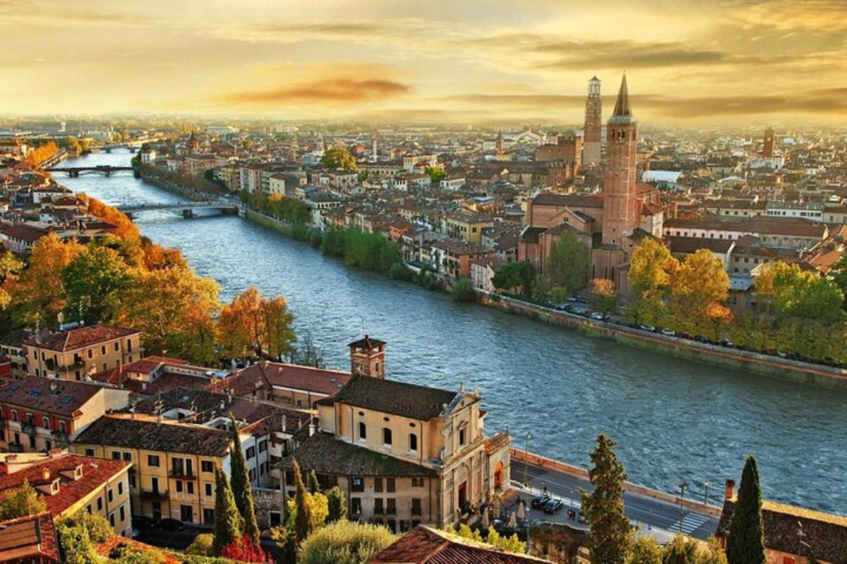 una vista di una città con un fiume
