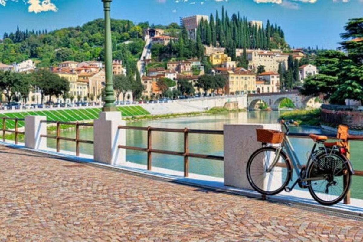 una bicicletta parcheggiata su un marciapiede vicino a un fiume