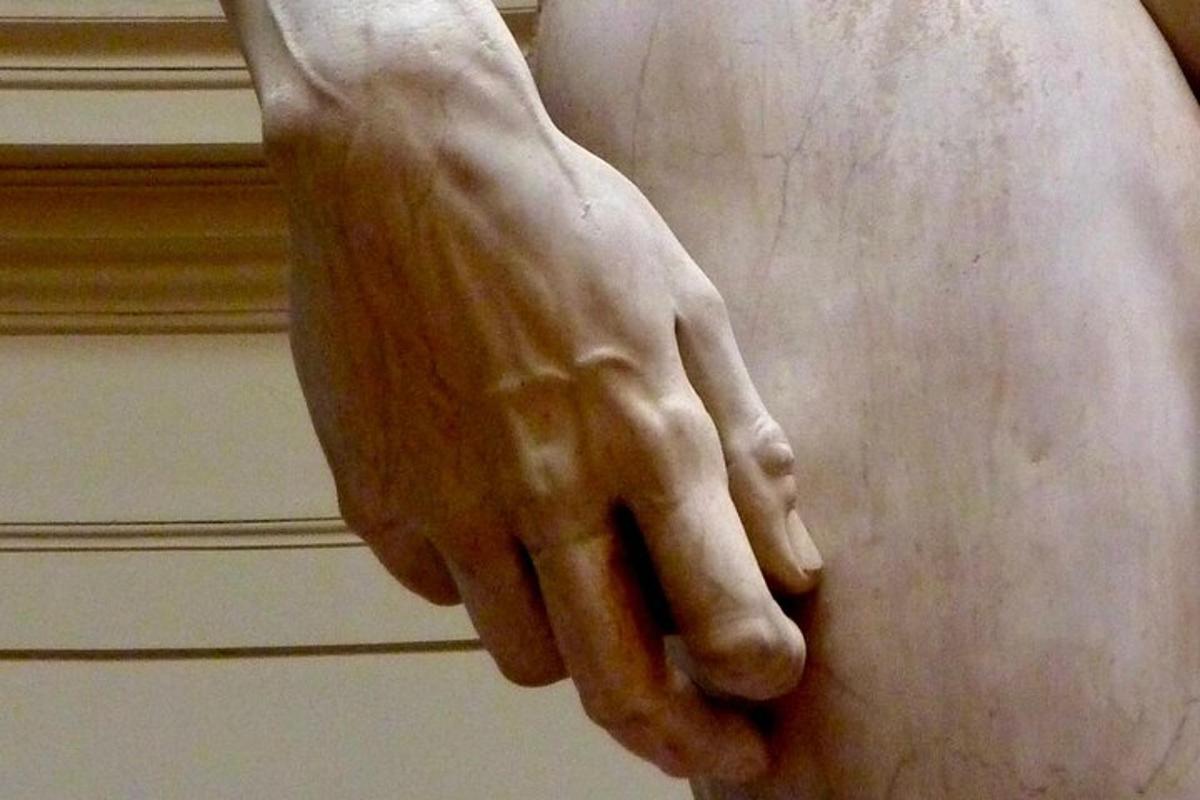 uma estátua de uma mão no braço de uma pessoa