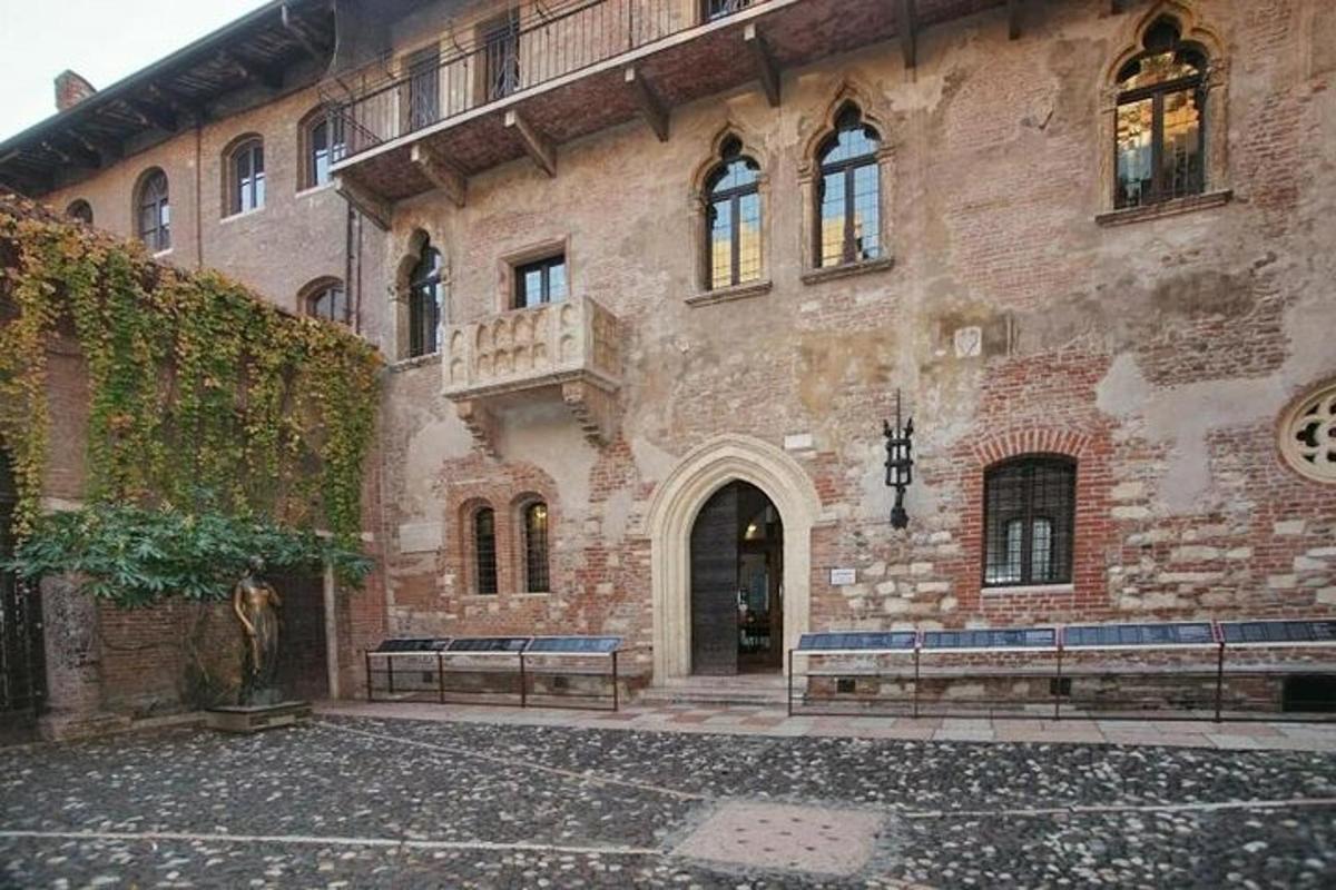 un grande edificio in mattoni con panchine di fronte