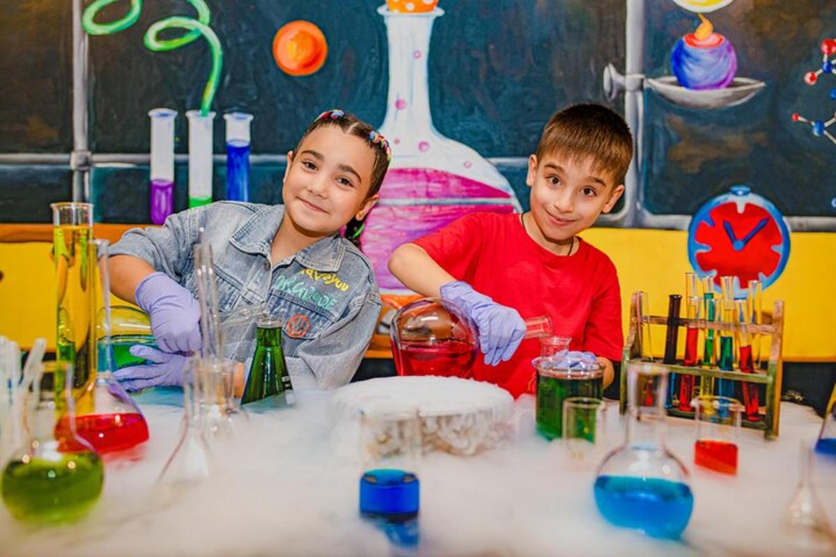 dva otroka v kemijskem laboratoriju z reagentom in kemikalijami