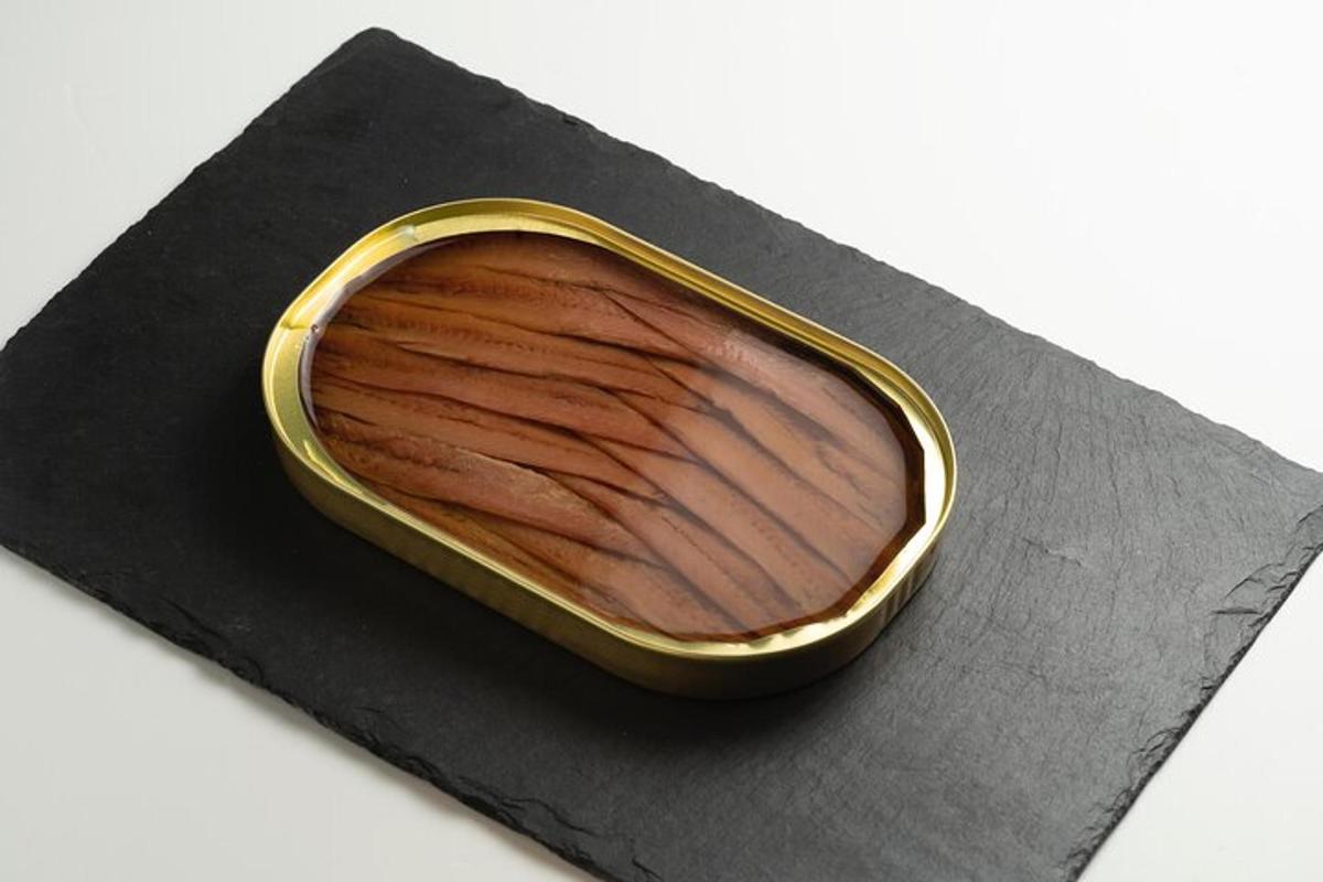 un pezzo di legno in una scatola d'oro su un tovagliolo nero