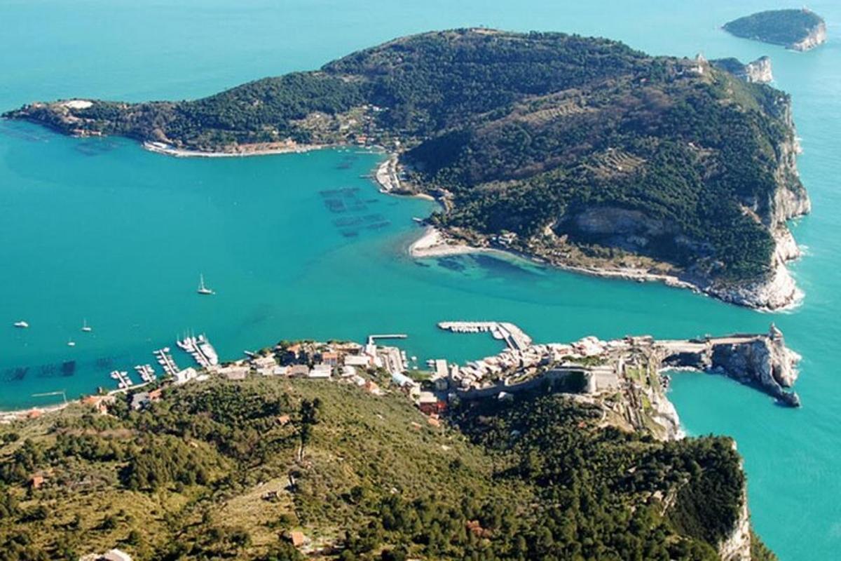 o vedere aeriană a unei insule din ocean