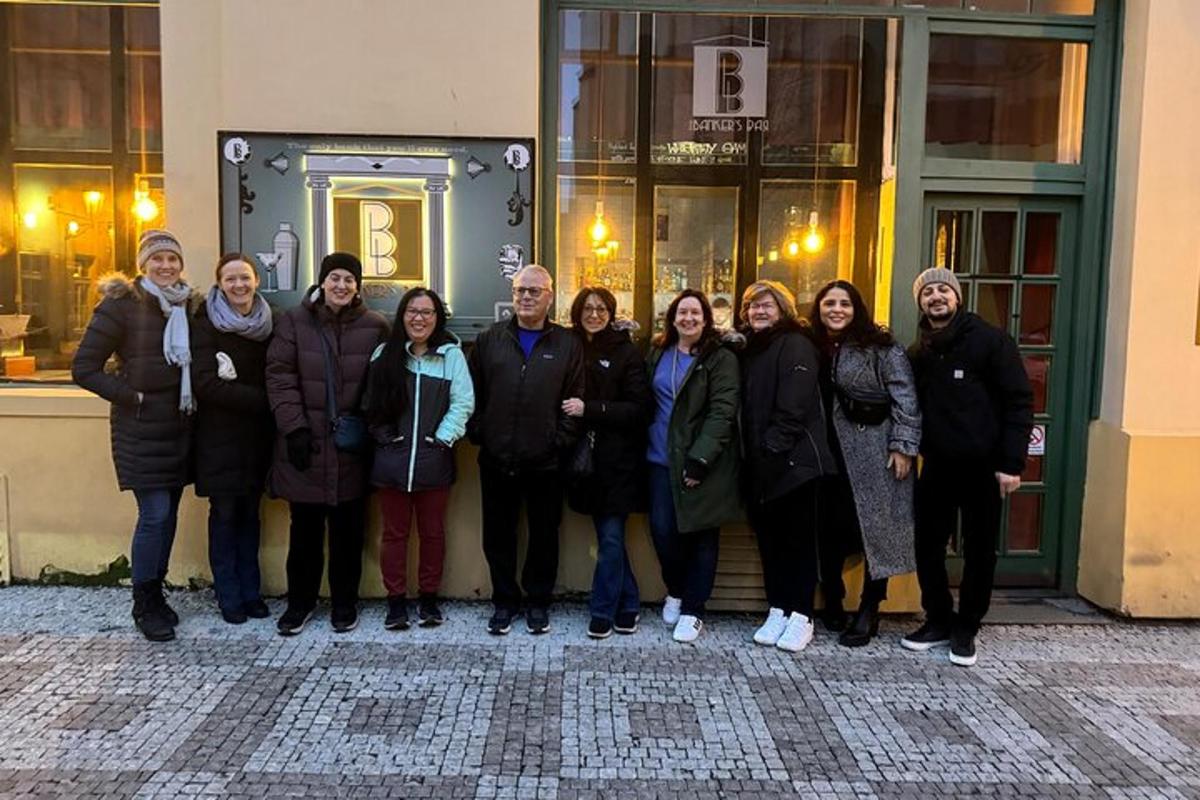 Un grupo de personas de pie frente a un edificio.