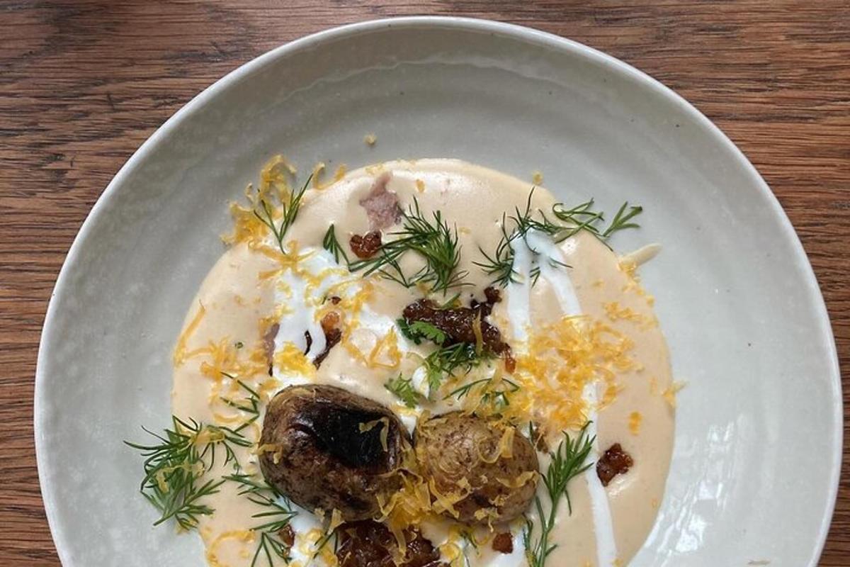 Un plato blanco de comida sobre una mesa de madera