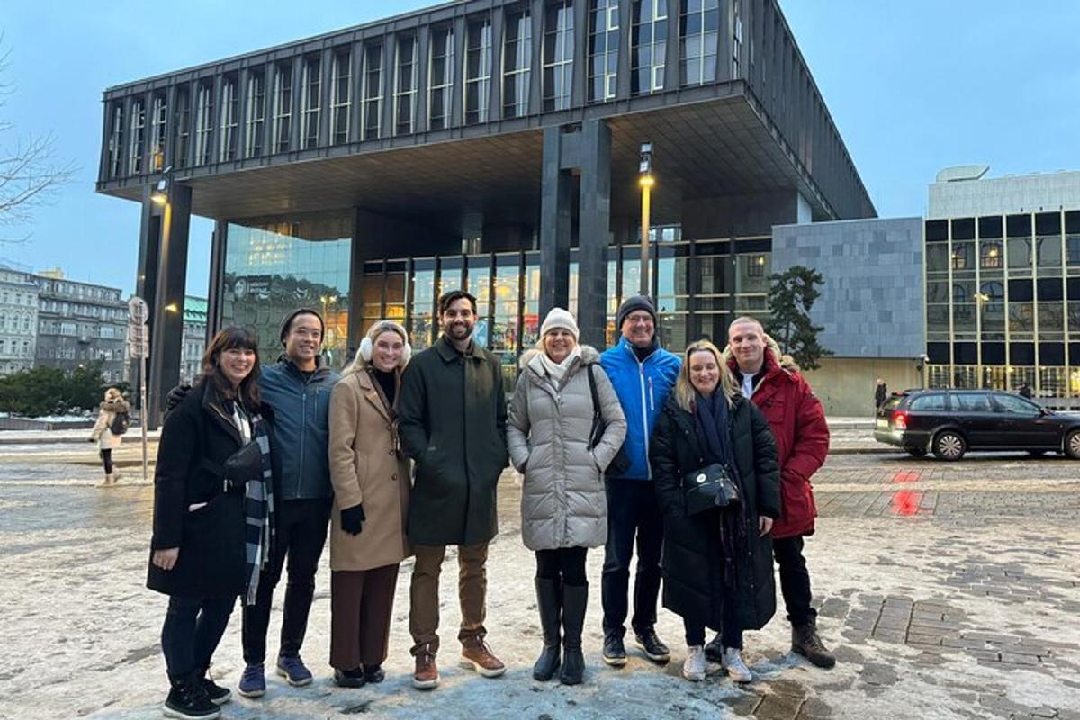 Un grupo de personas de pie frente a un edificio.