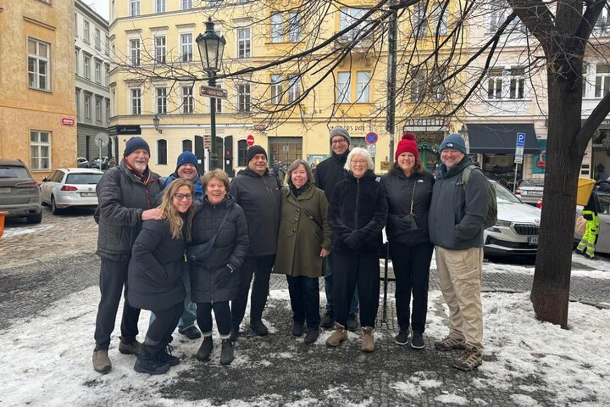 Un grupo de personas posando para una foto en la nieve.