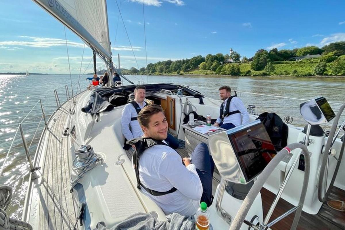 группа людей на лодке на воде