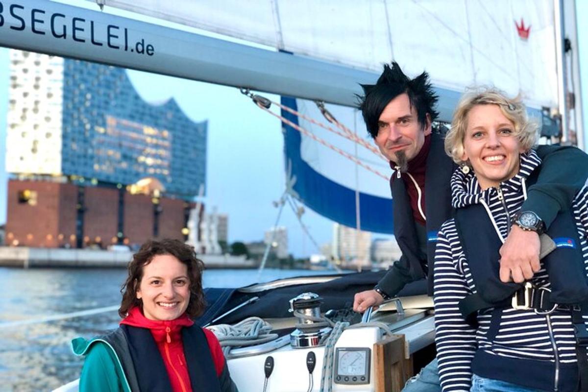 um homem e duas mulheres sentados em um barco