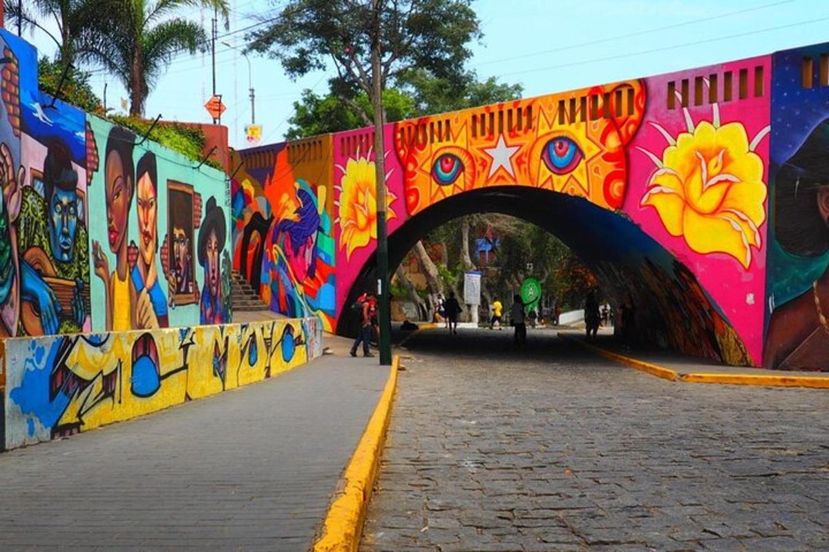 Un puente cubierto de grafitis al costado de una calle.