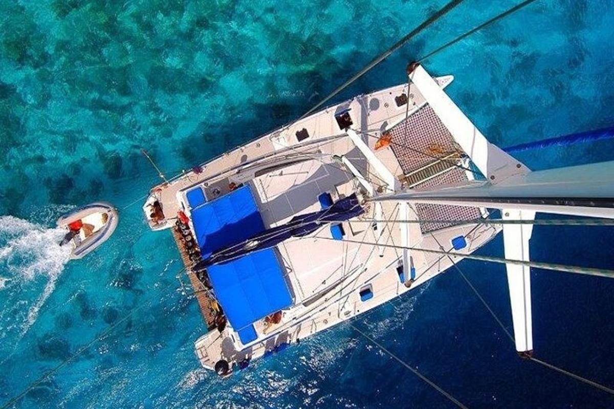 một góc nhìn từ trên cao của một chiếc thuyền trên mặt nước