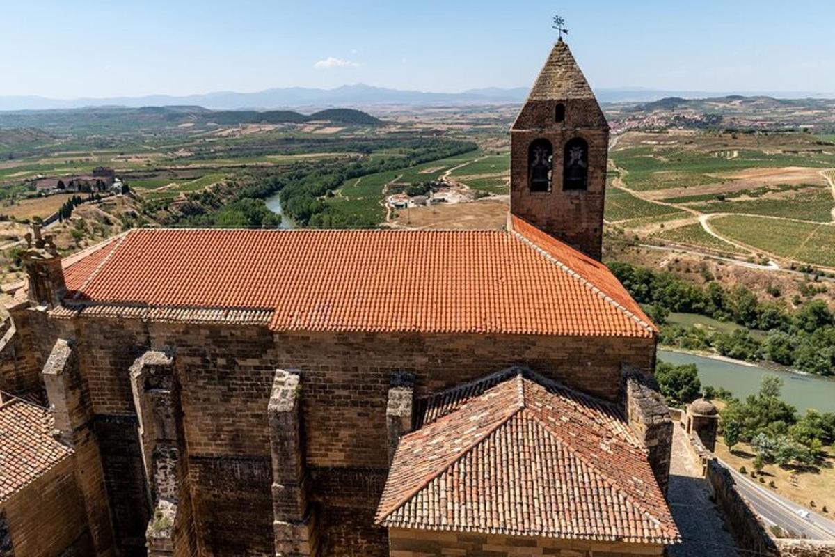 una antiga església de maó amb una torre i un campanar