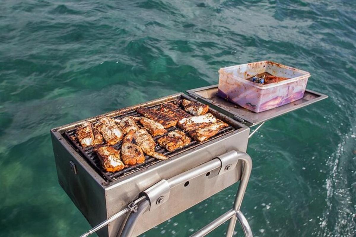 en grill foran på en båt i vannet