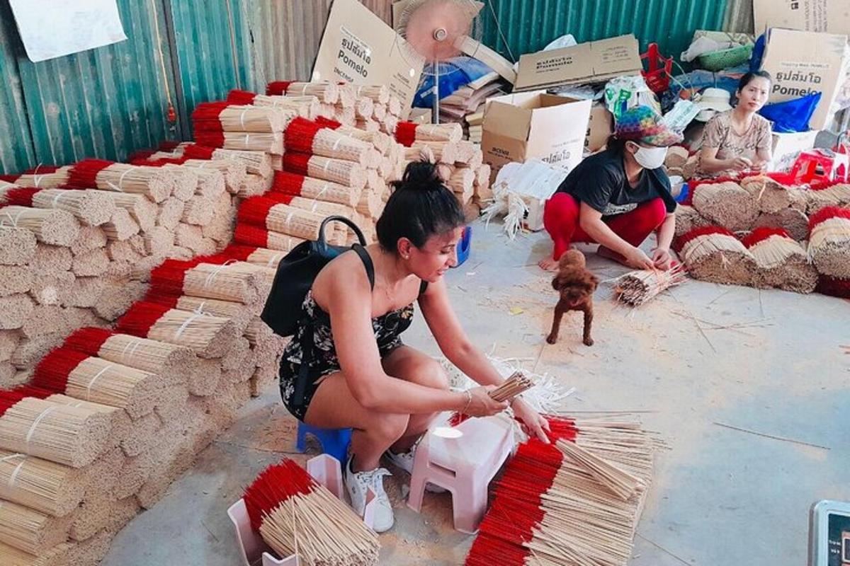 一群人在房间里砌砖