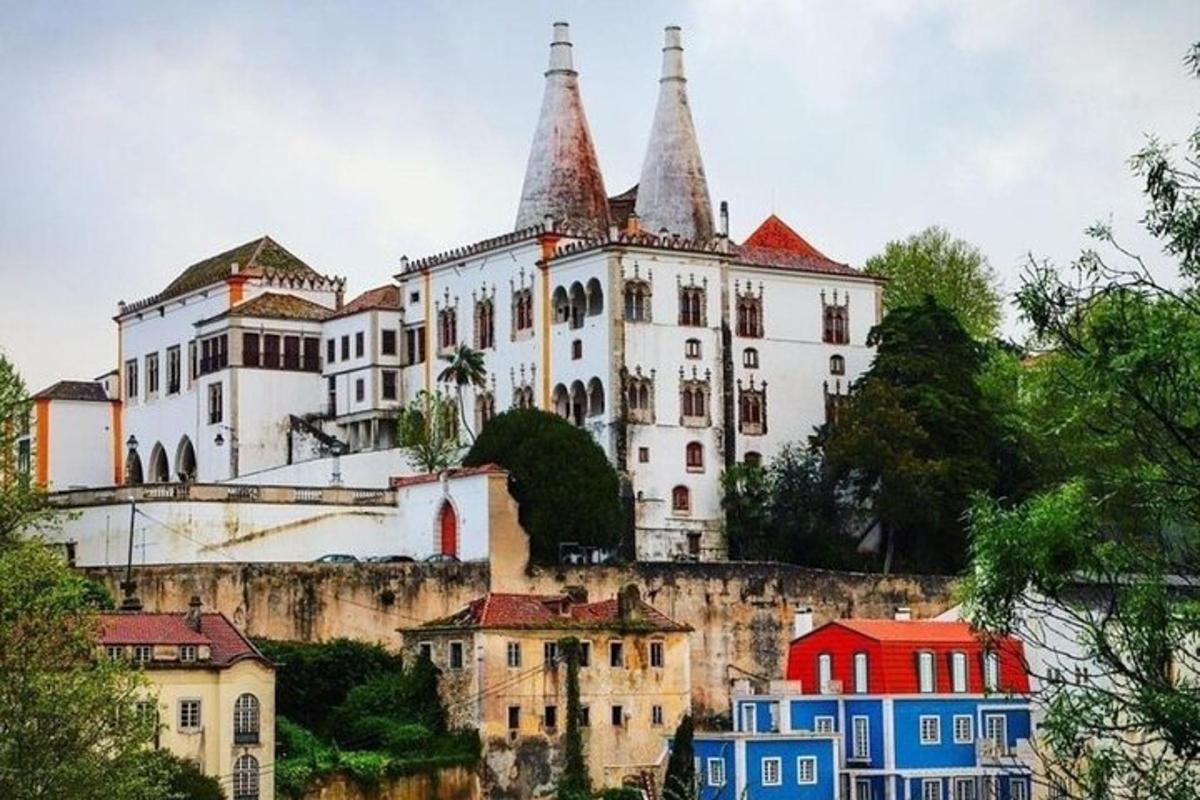 un castello in cima a una collina con case