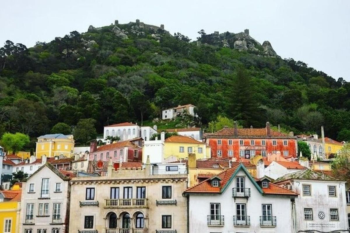 un gruppo di edifici di fronte a una montagna