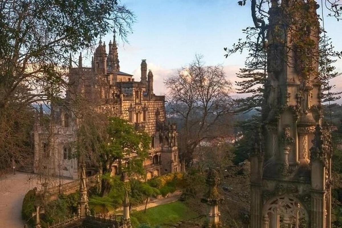 un vecchio edificio con alberi di fronte