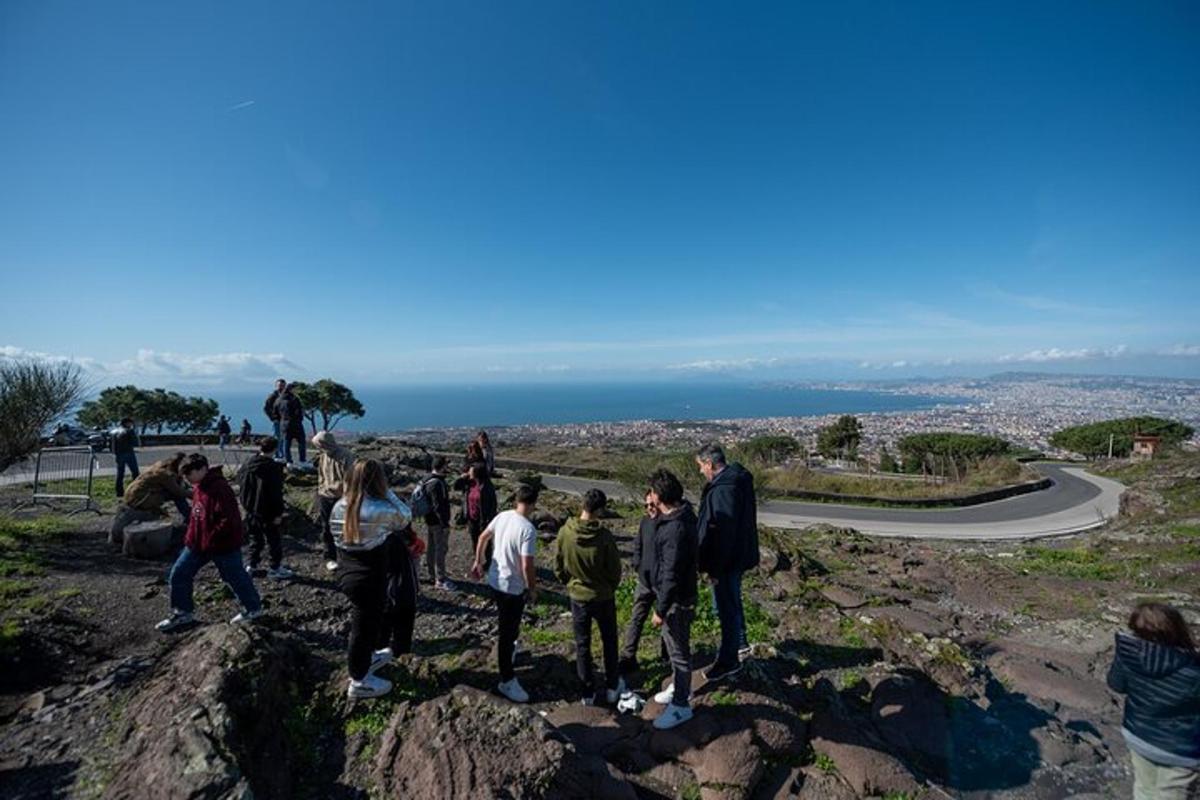 hópur fólks sem stendur uppi á fjallstindi