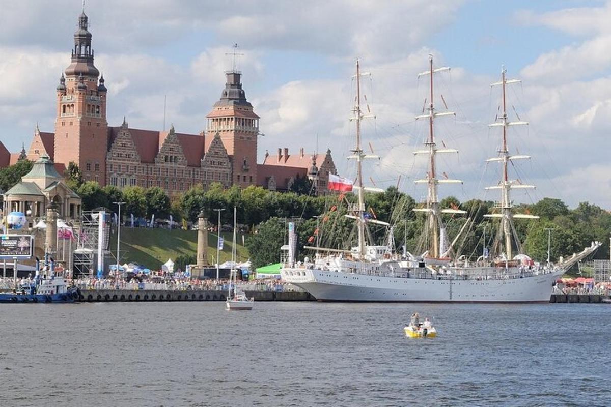 egy nagy vitorlás a vízben egy nagy épület közelében