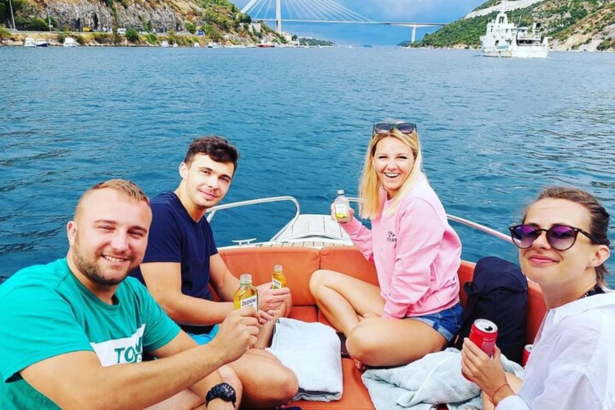 skupina lidí sedících na zadní straně lodi