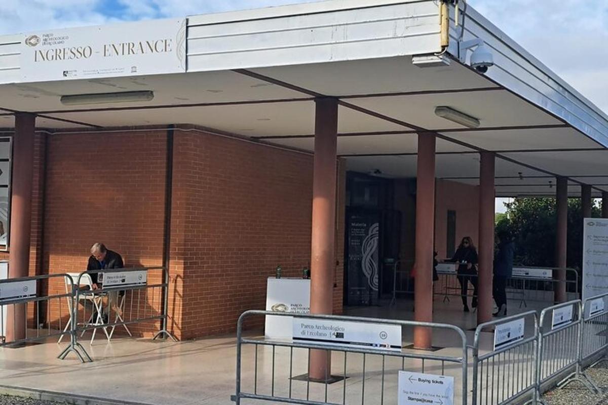 egy épület, amelynek tetején daru van