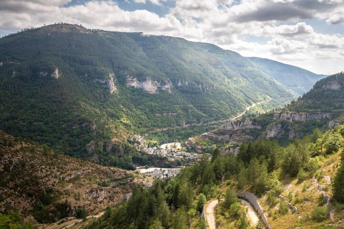 pohled na horské údolí s cestou