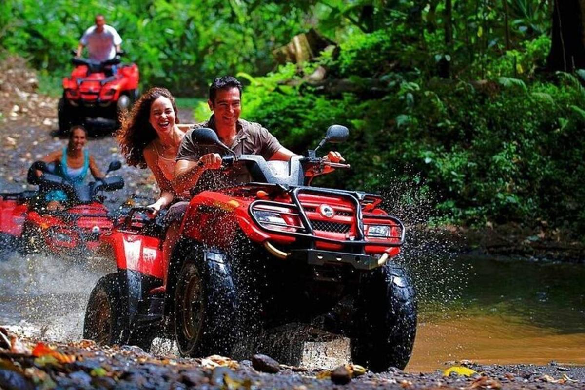 un uomo e una donna a bordo di un quad in acqua