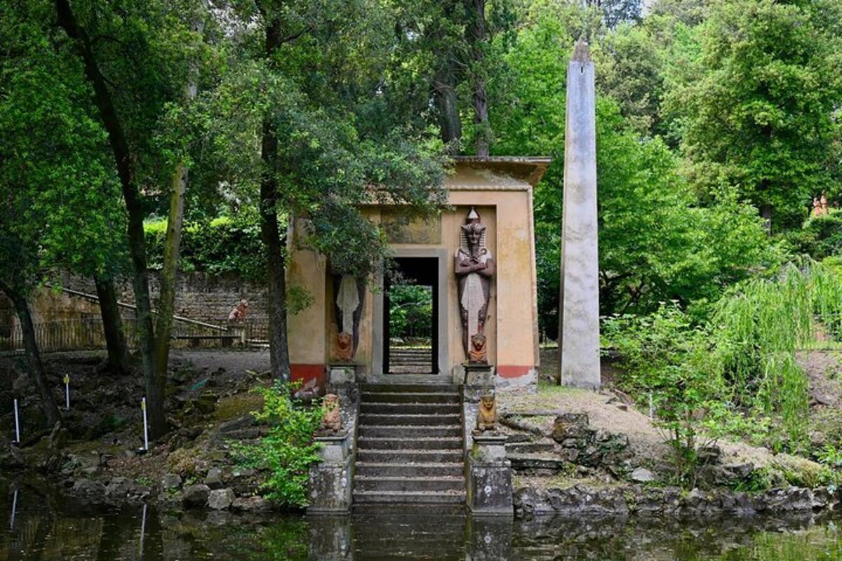 Un pequeño edificio con una estatua al lado de un cuerpo de agua.