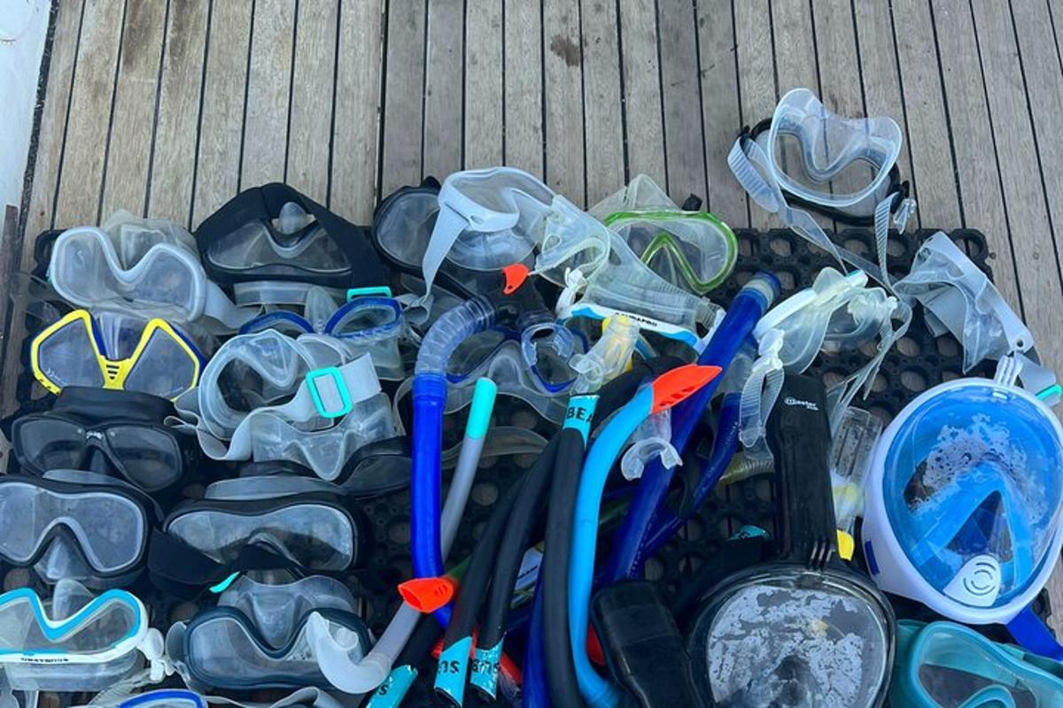 ein Haufen Plastikhelme und andere Gegenständebestosbestos