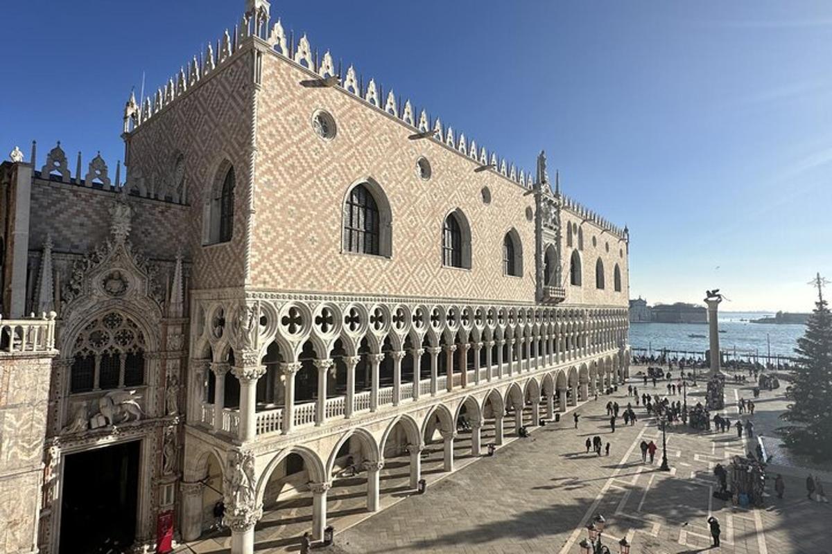 un gran edifici amb gent caminant davant
