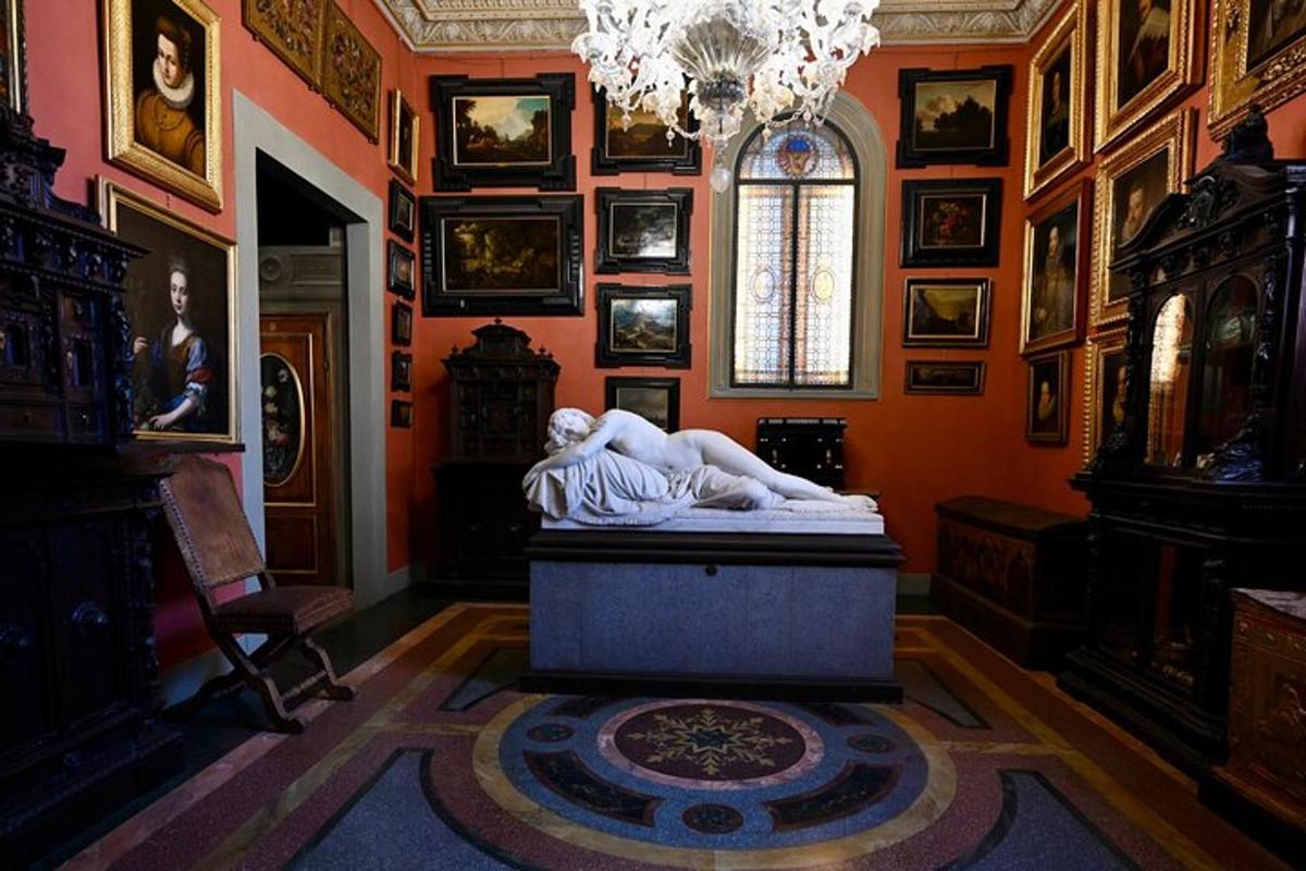 Una habitación con una estatua de una mujer en un pedestal.