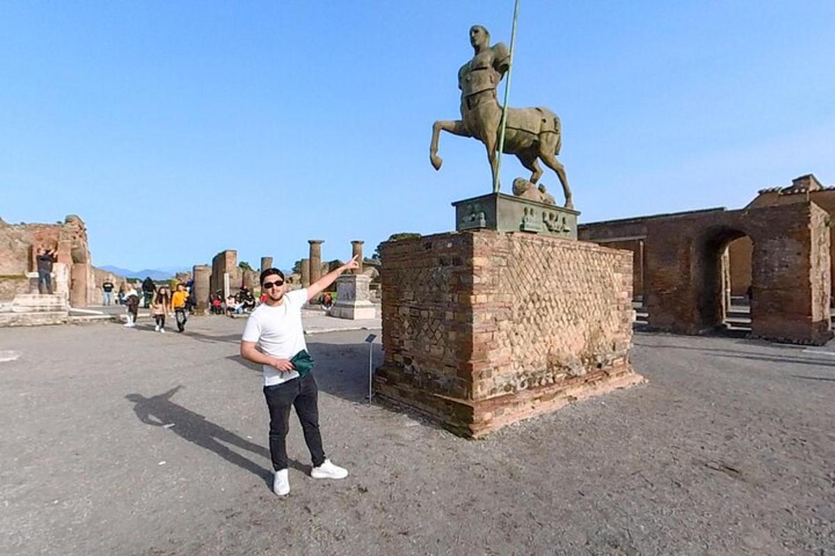 uma mulher em pé ao lado de uma estátua de um homem a cavalo